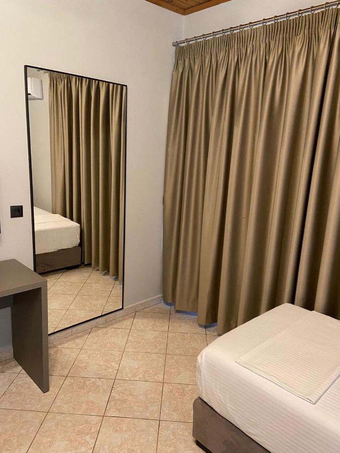 "Hotel Lili" Саранде Екстериор снимка